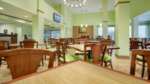 uma sala de jantar com mesas e cadeiras num restaurante em Galleria Palms Orlando - Free Theme Park Shuttles em Orlando