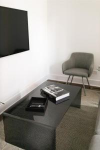 Updated Pilsen 2BR with Work Desk by Zencity