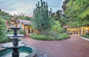 a fountain in the middle of a brick yard at Casa Blanca Inn and Suites in Farmington