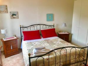 a bedroom with a bed with red pillows on it at Affittacamere Le Terrazze in Corniglia