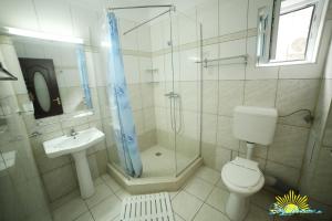 Koupelna v ubytování Hotel Diandra + 25 fotografií