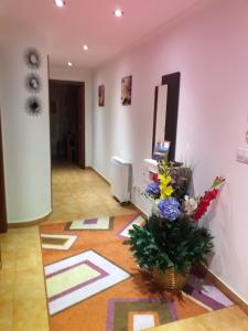 a hallway with a flower arrangement on the floor at Pons Caesaris in Puentecesures