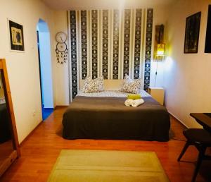 un dormitorio con una cama con dos animales de peluche en Nexus Holiday, en Miercurea-Ciuc