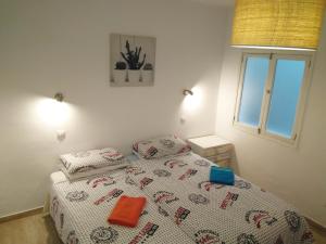 1 dormitorio con 1 cama con 2 almohadas en Casa Tinko, en Las Palmas de Gran Canaria