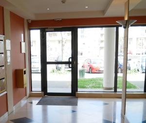 una entrada a un edificio con una puerta de cristal en Et si on restait en Normandie ?, en Caen