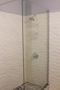 um chuveiro com uma porta de vidro na casa de banho em Seven @ Barbican em Kingston