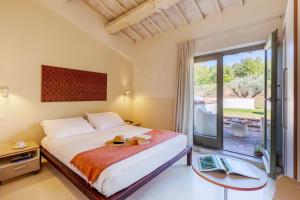 een slaapkamer met een bed en een groot raam bij Acquaghiaccia Spa & Country House in Vagli
