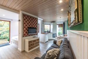 比苏姆Seehof Boutique Appartements的客厅里有一张沙发和一台电视