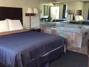 Del Amo Inn tesisinde bir odada yatak veya yataklar