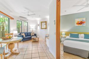 Postel nebo postele na pokoji v ubytování Martinique On Macrossan + 18 fotografií