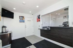 A kitchen or kitchenette at Motel 6-Moreno Valley, CA - Perris