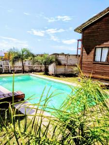 una piscina frente a una casa en El Diablo en Paz, en Punta del Diablo