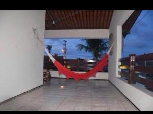 a room with a hammock on the side of a building at Casa Verde Albuquerque in Fortaleza