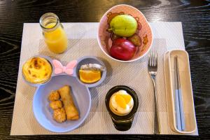 una mesa con un plato de comida y un bol de fruta en Yurun Hanyuelou Villa Resort, en Huangshan