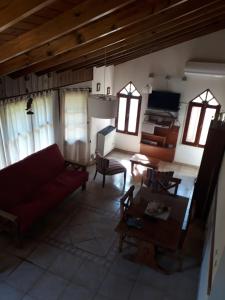 una vista aérea de una sala de estar con un sofá rojo en Chalet en Villa Gesell en Villa Gesell