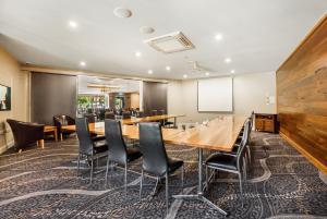 una sala de conferencias con una mesa larga y sillas en National Hotel Complex Bendigo en Bendigo