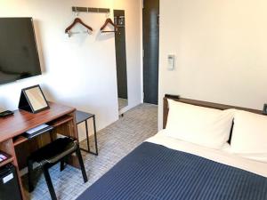 Postel nebo postele na pokoji v ubytování HOTEL LiVEMAX Chiba Soga-Ekimae