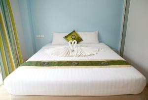 Postel nebo postele na pokoji v ubytování Nantra Chaweng Beach Hotel