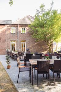 een patio met tafels en stoelen voor een gebouw bij Altes Pfarrhaus in Geldern