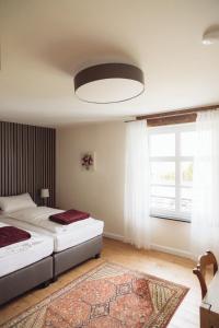 1 dormitorio con 2 camas y ventana grande en Altes Pfarrhaus, en Geldern
