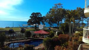 balcone con vista sull'oceano. di Charlton on The Esplanade a Hervey Bay