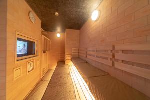 TV a/nebo společenská místnost v ubytování Dormy Inn Premium Fukui Natural Hot Spring