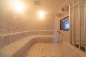 TV a/nebo společenská místnost v ubytování Dormy Inn Premium Fukui Natural Hot Spring