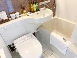 uma casa de banho com um WC, um lavatório e uma banheira em HOTEL LiVEMAX Shinjuku Kabukicho em Tóquio