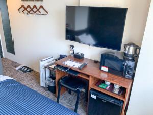 TV a/nebo společenská místnost v ubytování HOTEL LiVEMAX Shinjuku Kabukicho