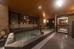 福井市にある天然温泉羽二重の湯　ドーミーインプレミアム福井のバスルーム(大型バスタブ付)が備わります。 +37枚の写真