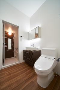 een badkamer met een toilet, een wastafel en een douche bij Carta Hotel Kyoto Bettei in Kyoto
