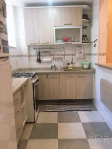 A kitchen or kitchenette at Shalom