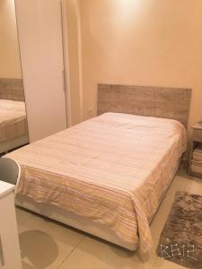 Ένα ή περισσότερα κρεβάτια σε δωμάτιο στο Shalom