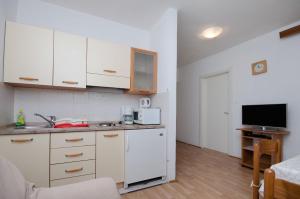 Kuchyňa alebo kuchynka v ubytovaní Apartments Ruza-Rajska beach