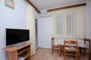 Televízia a/alebo spoločenská miestnosť v ubytovaní Apartments Ruza-Rajska beach