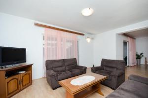 Televízia a/alebo spoločenská miestnosť v ubytovaní Apartments Ruza-Rajska beach