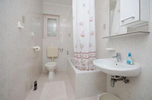Kúpeľňa v ubytovaní Apartments Ruza-Rajska beach + 21 fotografií