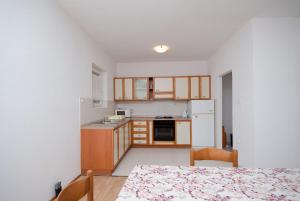 Kuchyňa alebo kuchynka v ubytovaní Apartments Ruza-Rajska beach