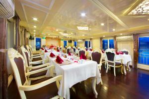 Restaurace v ubytování Signature Halong Cruise
