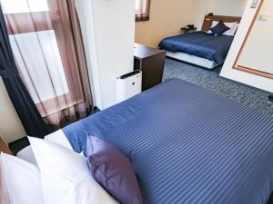 เตียงในห้องที่ HOTEL LiVEMAX BUDGET Fuji Ekimae