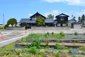 un giardino di fronte a una casa di Fukui Furusato Chaya Kine to Usu a Fukui