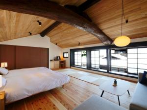 Postel nebo postele na pokoji v ubytování NIPPONIA HOTEL Takehara Saltworks Town