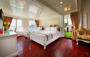 Postel nebo postele na pokoji v ubytování Signature Halong Cruise