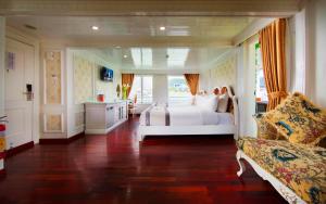 Postel nebo postele na pokoji v ubytování Signature Halong Cruise