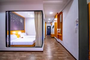 una camera con specchio e un letto in una stanza di Nova Highlands Hotel a Cameron Highlands