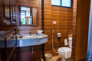 Ett badrum på BaanRimNam Resort Trat