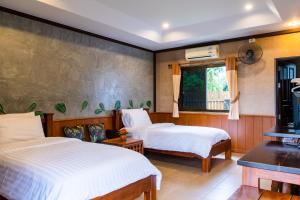 Vuode tai vuoteita majoituspaikassa BaanRimNam Resort Trat
