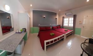 Fancy Carp Resort Hua-Hin tesisinde bir odada yatak veya yataklar