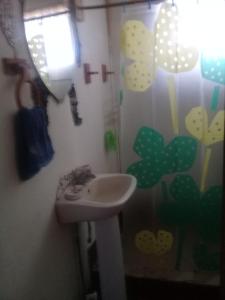 baño con lavabo y cortina de ducha en Honu Rapanui ethnic cabins, en Hanga Roa