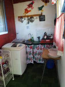 Köök või kööginurk majutusasutuses Honu Rapanui ethnic cabins